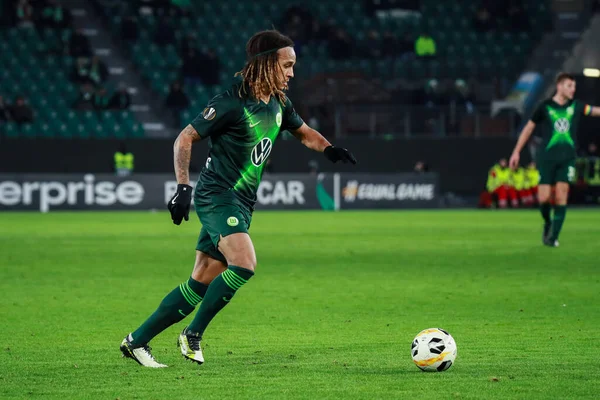 Wolfsburg, Almanya, 12 Aralık 2019: Kevin Mbabu VfL Wolfsburg ile AS Saint-Etienne arasında oynanan UEFA Avrupa Ligi karşılaşmasında