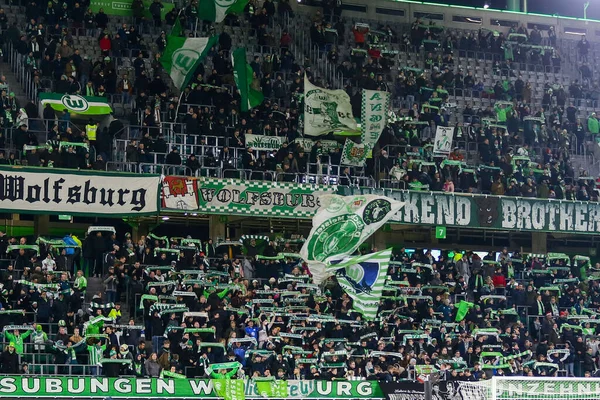 Wolfsburg, Almanya, 12 Aralık 2019: VfL Wolfsburg ve AS Saint-Etienne arasındaki UEFA Avrupa Ligi maçı sırasında VfL Wolfsburg Bundesliga taraftarları