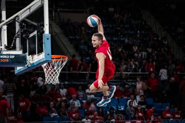 Tenerife, İspanya, 29 Eylül 2018: FIBA WWC 2018 'de bir akrobatik basketbol şovu sırasında elinde topla yükseğe zıplayan basketbolcu