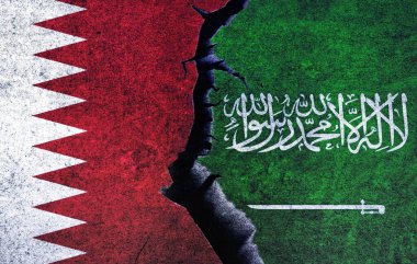 Suudi Arabistan ve Katar çatlaklı bir duvara bayraklar çizdiler. Suudi Arabistan ve Katar çatışması. Katar ve Suudi Arabistan ilişkileri. Suudi Arabistan Katara Karşı