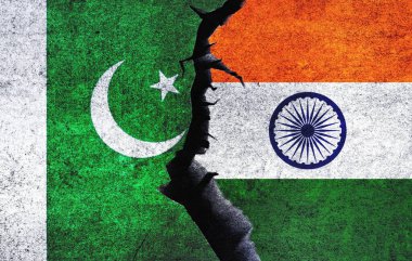 Hindistan, Pakistan 'a karşı konsept bayrakları üzerinde çatlak olan bir duvar. Pakistan ve Hindistan savaş krizi, siyasi çatışma, ekonomi, ilişki, ticaret kavramı