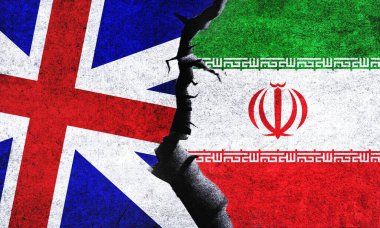 Birleşik Krallık (İngiltere) ve İran bayrakları çatlaklı bir duvarda asılı. İran ve Büyük Britanya çatışması. İngiltere ve İran çatışması, savaş krizi, ilişki, ekonomi, ticaret kavramı