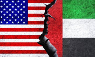 ABD ve BAE, çatlaklı bir duvarda bayrak taşıyor. Birleşik Arap Emirlikleri ve Amerika Birleşik Devletleri siyasi çatışma, savaş krizi, ekonomi, ilişki, ticaret kavramı