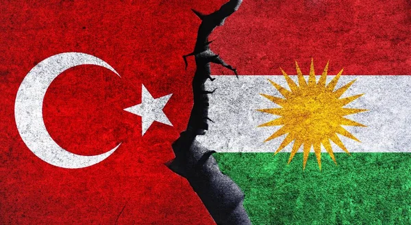 トルコ対クルディスタンは壁に亀裂でフラグを立てます クルディスタンとトルコの紛争 戦争危機 貿易概念 — ストック写真