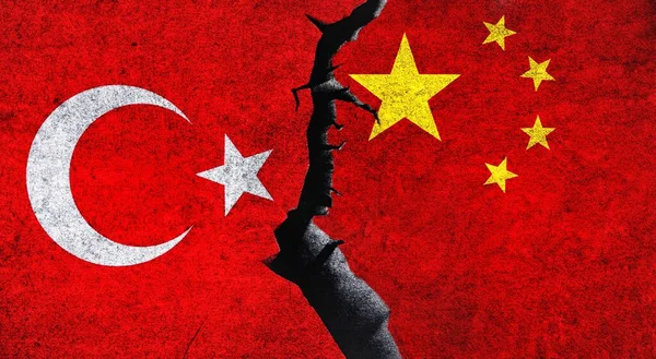 トルコ対中国は 亀裂で壁にフラグを立てます 中国とトルコの紛争 戦争危機 貿易概念 — ストック写真