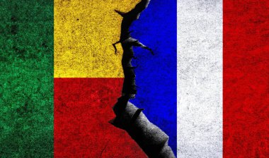 Fransa ve Gabon çatallı bir duvarda bayraklar taşıyor. Gabon Fransa ilişkileri. Fransa Gabon çatışması, savaş krizi, ekonomi, ilişki, ticaret kavramı