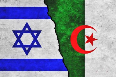 İsrail ve Cezayir çatlaklı bir duvara bayraklar boyadılar. Cezayir ve İsrail çatışması. İsrail ve Cezayir bayrakları birlikte. İsrail Cezayir 'e karşı.