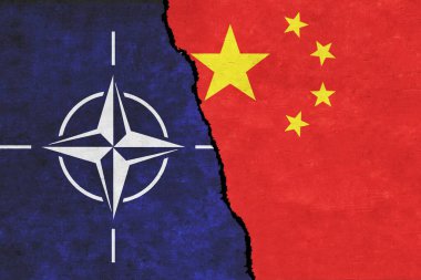 Çin ve NATO çatlaklı bir duvara bayraklar boyadılar. NATO ve Çin ilişkileri. Çin ve NATO bayrakları birlikte