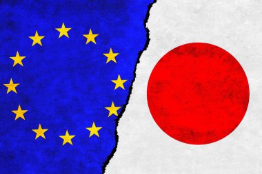Avrupa Birliği ve Japonya çatlak bir duvarda bayrak sallıyor. Japonya ve Avrupa Birliği bayrakları birlikte. AB Japonya ittifakı, siyaset, ekonomi, ticaret, ilişki ve çatışma kavramı