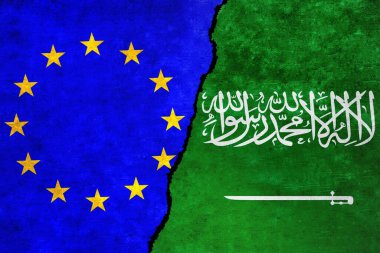 Suudi Arabistan ve Avrupa Birliği bayrakları bir arada. AB Suudi Arabistan ittifakı, siyaset, ekonomi, ticaret, ilişki ve çatışma kavramı
