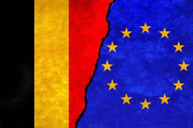 Avrupa Birliği ve Belçika 'nın bayrakları çatlak duvarda. Belçika ve Avrupa Birliği bayrakları bir arada. AB Belçika ittifakı, siyaset, ekonomi, ticaret, ilişki ve çatışma kavramı