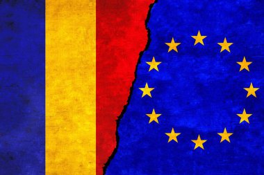 Avrupa Birliği ve Romanya çatlak bir duvarda bayrak sallıyor. Romanya ve Avrupa Birliği bayraklarını birleştiriyor. AB Romanya ittifakı, siyaset, ekonomi, ticaret, ilişki ve çatışma kavramı
