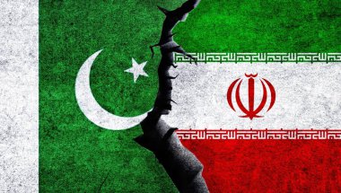 İran ve Pakistan 'ın bayrakları çatlamış bir duvarda birleşiyor. Pakistan İran çatışması