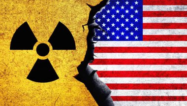 ABD bayrağı ve duvarda çatlak olan nükleer tabela. Amerika Birleşik Devletleri Nükleer anlaşma, müzakere, tehdit, ilişkiler konsepti