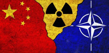 NATO, Çin ve radyasyon sembolleri bir arada. NATO ve Çin Nükleer Anlaşması, tehdit, anlaşma, gerginlik kavramı