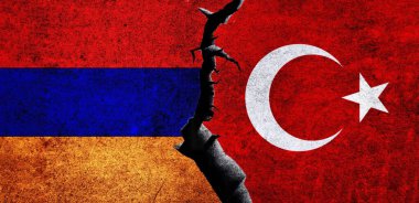 Rusya ve Ermenistan çatallı bir duvarda bayrak sallıyor. Ermenistan-Rusya ilişkisi. Rusya-Ermenistan çatışması, savaş krizi, ekonomi, ilişki, ticaret kavramı