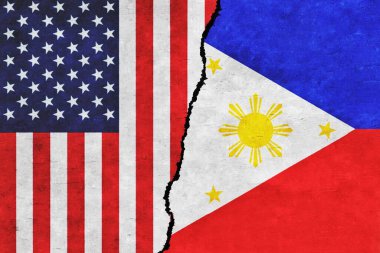 ABD ve Filipinler çatlaklı bir duvara bayraklar boyadılar. ABD ve Filipinler çatışması. Filipinler ve Amerika Birleşik Devletleri birlikte bayraklar. ABD Filipinlere Karşı