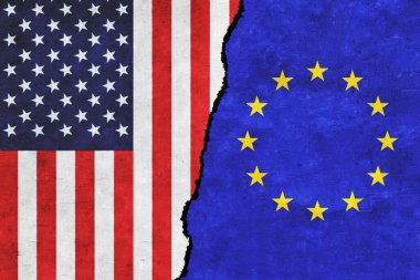 ABD ve AB duvarlara çatlak bayraklar çizdi. ABD ve Avrupa Birliği çatışması. AB ve Amerika Birleşik Devletleri bayraklarını birleştirdi