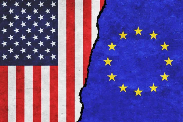Usa Namalowały Flagi Ścianie Pęknięciem Stany Zjednoczone Konflikt Unii Europejskiej — Zdjęcie stockowe