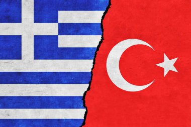 Türkiye ve Yunanistan çatlaklı bir duvara bayraklar boyadılar. Yunanistan ve Türkiye çatışması. Yunanistan ve Türkiye birlikte bayraklar. Türkiye - Yunanistan