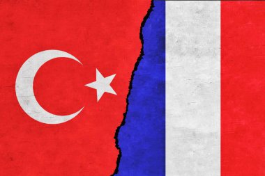 Türkiye ve Fransa çatlaklı bir duvara bayraklar boyadılar. Fransa ve Türkiye çatışması. Fransa ve Türkiye birlikte bayraklar. Türkiye Fransa 'ya Karşı