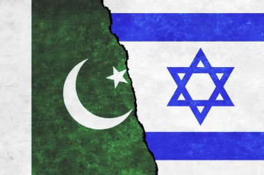 İsrail ve Pakistan çatlaklı bir duvara bayraklar boyadılar. İsrail ve Pakistan çatışması. Pakistan ve İsrail birlikte bayraklar. Pakistan İsrail 'e karşı