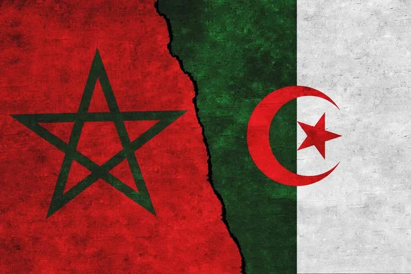 モロッコとアルジェリアは亀裂のある壁に旗を描いた アルジェリアとモロッコの紛争 — ストック写真