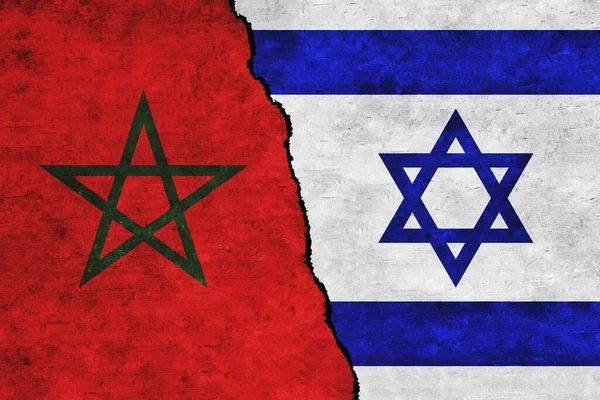 イスラエルとモロッコは亀裂のある壁に旗を描いた イスラエルとモロッコの関係 モロッコとイスラエルは共に旗を翻す モロッコVsイスラエル — ストック写真