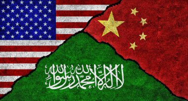 ABD, Çin ve Suudi Arabistan bayrağı dokulu bir duvarda birlikte. Suudi Arabistan, Çin ve Amerika Birleşik Devletleri arasındaki ilişkiler