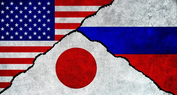 俄罗斯和日本在一面有纹理的墙上共同悬挂着国旗 俄罗斯 日本和美利坚合众国之间的关系 — 图库照片