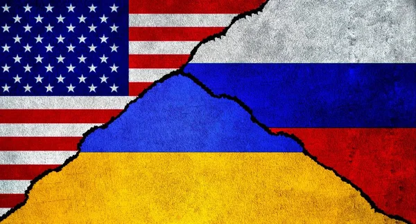 俄罗斯和乌克兰在一面有纹理的墙上共同挂上国旗 — 图库照片