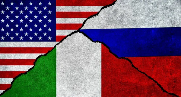 俄罗斯和意大利在一面有纹理的墙上共同高举国旗 俄罗斯 意大利和美利坚合众国之间的关系 — 图库照片