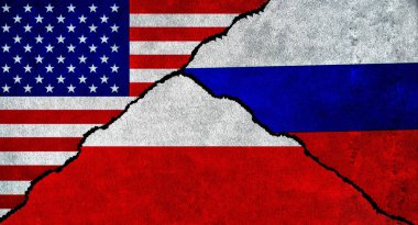 ABD, Rusya ve Polonya dokulu bir duvarda birlikte bayrak sallıyor. Rusya, Polonya ve Amerika Birleşik Devletleri arasındaki ilişkiler