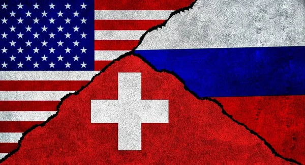 俄罗斯和瑞士在一面有纹理的墙上一起挂着国旗 俄罗斯 瑞士和美利坚合众国之间的关系 — 图库照片