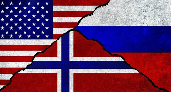 俄罗斯和挪威在一面有纹理的墙上一起挂着国旗 俄罗斯 挪威和美利坚合众国之间的关系 — 图库照片