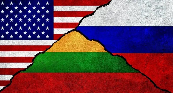 俄罗斯和立陶宛在一面有纹理的墙上一起挂着国旗 俄罗斯 立陶宛和美利坚合众国之间的关系 — 图库照片