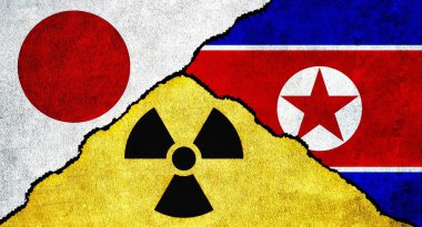 Japonya, Kuzey Kore ve Nükleer Sancak Bayrakları desenli bir duvarda birlikte