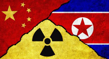 Çin, Kuzey Kore ve Nükleer Sancak Bayrakları desenli bir duvarda birlikte