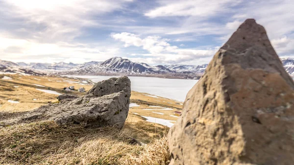 Ein Kleines Dorf Hinter Einem Stück Felsen — Stockfoto