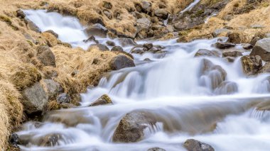 Bir tarladan akan bir nehrin çağlayanı.