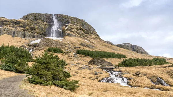 Kuzeyde büyük bir şelale var. İzlanda 'nın.