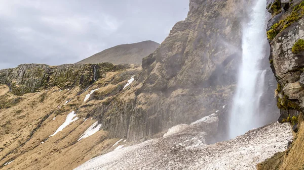 İzlanda 'nın kuzeyinde büyük bir şelale..