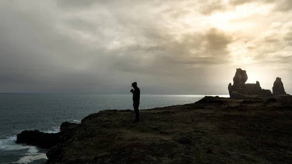 Silouette Man Taking Photo Coast Nothern Iceland — Stock Photo, Image