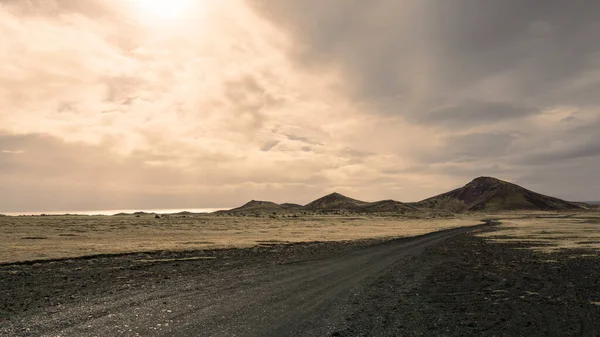 İzlanda 'nın kuzeyindeki bir dağın yolu..
