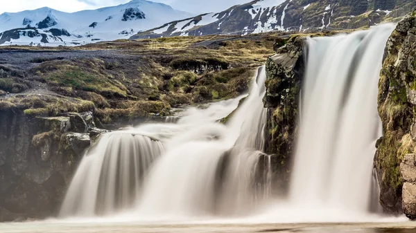 Kirkjufell dağının yakınındaki şelale.