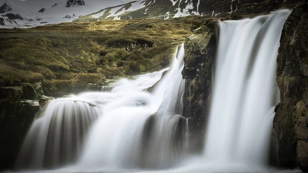 Kirkjufell dağının yakınındaki şelale..