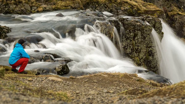 Der Mann Der Den Wasserfall Der Nähe Des Berges Kirkjufell — Stockfoto