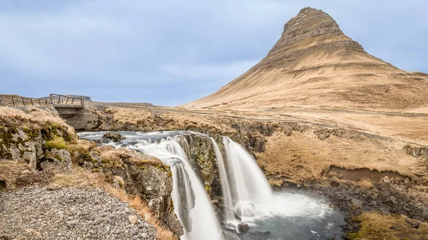 目の前に小さな滝があるアイスランドの山 カークフフェル — ストック写真