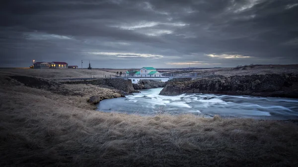 Klein Huisje Een Brug Rivier — Stockfoto