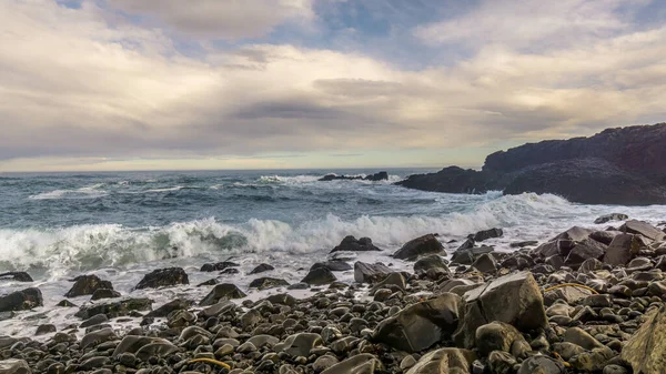 İzlanda dalgaları kıyıya vuruyor.